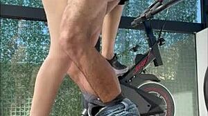 hidden cam catches argentinian stepsis slurping cock in gym 😈🍆💦