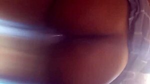 Elle S'assoit Sur Une Bite Le Cul À L'air