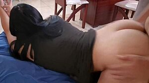 me quedé a solas con la novia de mi amigo y resultó ser una zorra cachonda