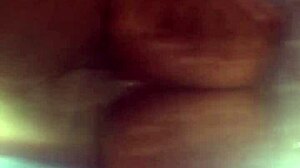 Elle S'assoit Sur Une Bite Le Cul À L'air