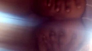 Elle S'assoit Sur Une Bite Le Cul À L'air