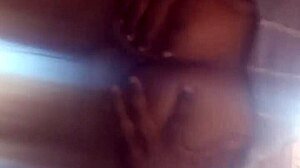 Elle S'assoit Sur Une Bite Le Cul À L'air