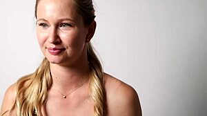 damn i love insertin my fingers deep into this beauty's tight ass watchin her squirm n get wetter