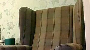 Tranny aims cumshot right back at own face for cam fans