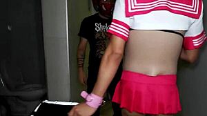 ¿te imaginas follando el culo de esta ladyboy en miniskirt repartidor?