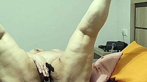 ρε Κουλμαρίνα η χοντρή γριά τρίβει μουνί άγρια στο κάθισμα αμαξιού