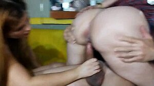 Ele fode com força a buceta da esposa e eu chupo quando a rola escapa 😈💦