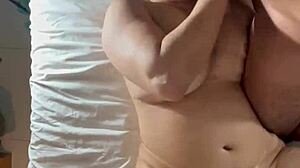 Vizinho soca forte na buceta da esposa madura gritando de tesão