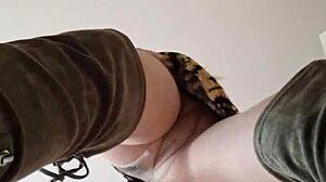 Elza Koms commands slave to worship fetish feet.