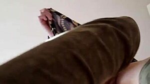 Elza Koms befiehlt Sklaven ihre Fetischfüße zu verehren