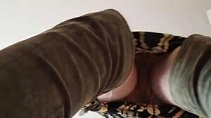 Elza Koms commands slave to worship fetish feet.