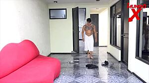 Deepthroat batang telan punggung Latina doggy threesome hardcore