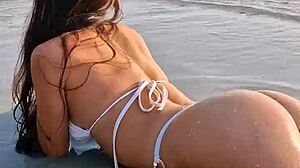 Holy shit beach babe flashes her bikini body publicly!