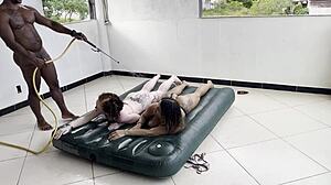 depois do sexo ele nos deu banho todo molhadinhas e safadas