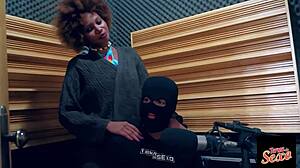 A Giovanna Bombom gives a wet boquete lesson then rides cock in buceta resumo for turma do sexo workout