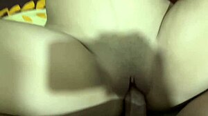 Lamiendo coño rosado hermanastra antes follarla polla grande