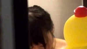 アジア美女が野外シャワーで泡まみれマンコ指オナ覗き！