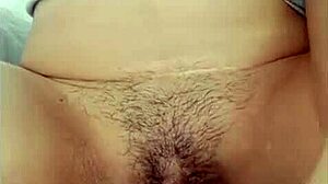 sola en casa con mi dildo enorme metiendolo en mi vagina sexy latina joven