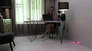 Secretárias de Saltos e Lingerie se Curvam pro Pau Grande do Chefe na Mesa do Escritório