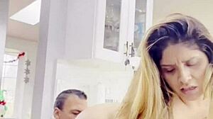 Joven Latina Caliente Experimenta Orgasmos Intensos en Video Casero Amateur