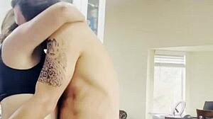 Joven Latina Caliente Experimenta Orgasmos Intensos en Video Casero Amateur