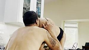 Joven Latina Caliente Experimenta Orgasmos Intensos en Video Casero Amateur