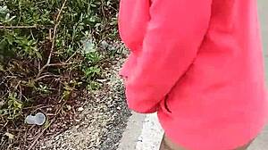 Quieres ver a esta puta mexicana mostrando culo y tetas en carretera pública?