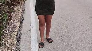 Quieres ver a esta puta mexicana mostrando culo y tetas en carretera pública?