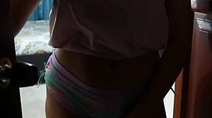 Cuñada, te pillé cambiándote, ahora te clavo la verga de pie hasta correrme!