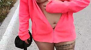 Quieres ver a esta puta mexicana mostrando culo y tetas en carretera pública?