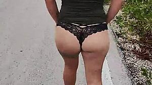 Quieres ver a esta puta mexicana mostrando culo y tetas en carretera pública?