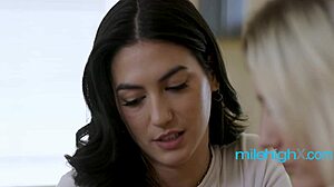 Τιτάνα ξανθιά 18+ γλείφει την πληγωμένη μουνίά της φίλης της, πόνος γίνεται οργασμός