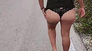 Quieres ver a esta puta mexicana mostrando culo y tetas en carretera pública?