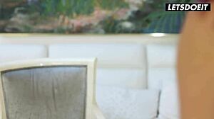 Macy Meadows taucht in lesbischen Dreier mit Küssen Fingern Spritzen mit MILFs Alexis Fawx Kit Mercer ein