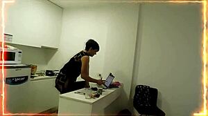 ¡mi amiga y yo cojiendo duro al compañero de mi hijastro con verga enorme en orgía anal!