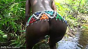 마른 흑인 에보니 부족녀 작은허리 숲 개울 야외 박기