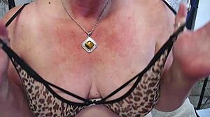 dawnskye licks fingers with custom kissy face in hot update