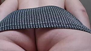 i catch her accidental upskirt no panties and she masturbates wet