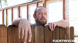 Jiran mungil Lily Glee kena kongkek bontot ganas di bench angkat berat