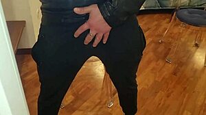 Sborrata esplosiva con gemiti perversi pisciata e giubbotto di pelle in sega sporca!