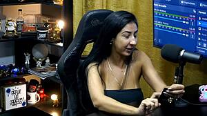 renatinha mello kisses him hard his cock rock solid pegada gostosa 😘🍆