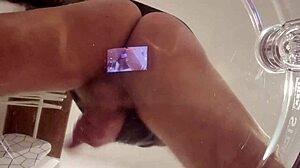 Sborrata esplosiva con gemiti perversi pisciata e giubbotto di pelle in sega sporca!