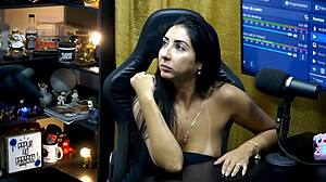 renatinha mello kisses him hard his cock rock solid pegada gostosa 😘🍆