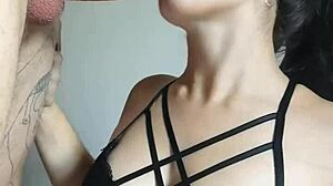 Gostosa Namorada Faz Boquete Profundo No Pau Grande Do Wellington Prado Gozando Nos Peitos Dela!