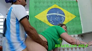 ei no intervalo do jogo eu fui foder essa milf brasileira rabuda na cozinha completa no red