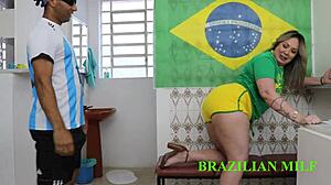 ei no intervalo do jogo eu fui foder essa milf brasileira rabuda na cozinha completa no red