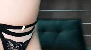 jovencita tatuada, ¿te excita viéndome masturbarme con dildo?