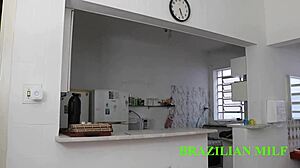 ei no intervalo do jogo eu fui foder essa milf brasileira rabuda na cozinha completa no red