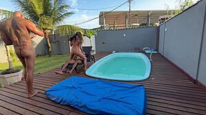 n�o aguento mais esse tes�o, escorri pra dentro dela sem camisinha no pelo mesmo, que del�cia 😈🍑💦... bent over latina maid squirts outdoors!