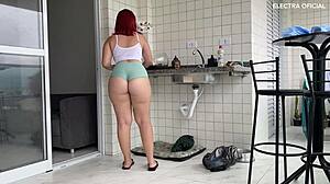 Essa Empregada Brasileira Tem a Bunda Linda Nesse Shortinho Socadinho Apertado